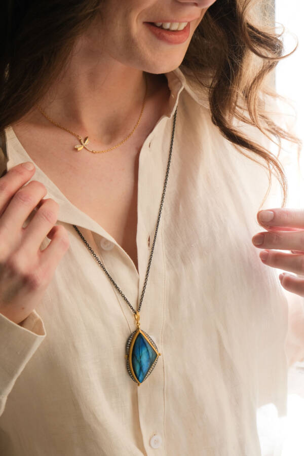 FLOATING CHARMS DRAGONFLY REVERSIBLE NECKLACE - Image 3