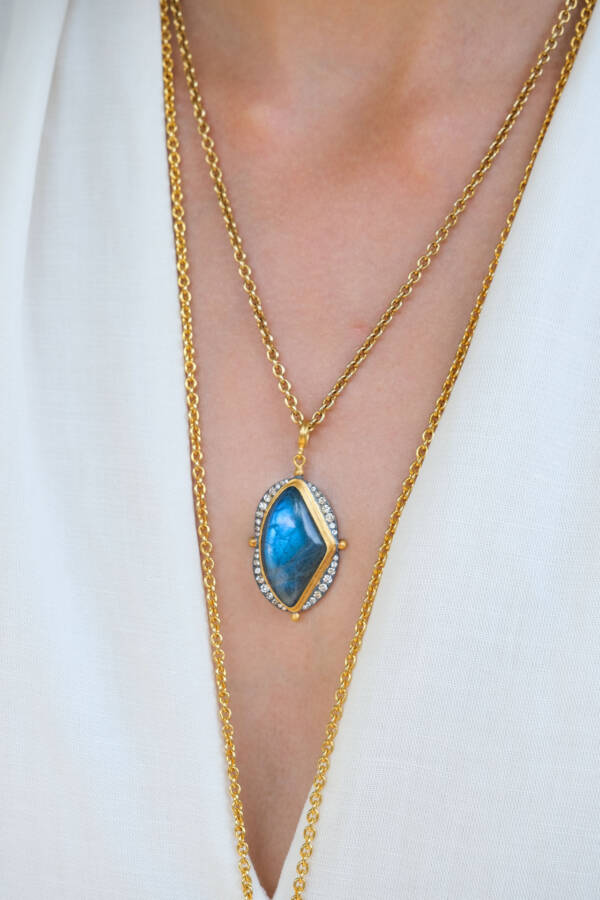OLYA TRIANGLE LABRADORITE NECKLACE - Image 4