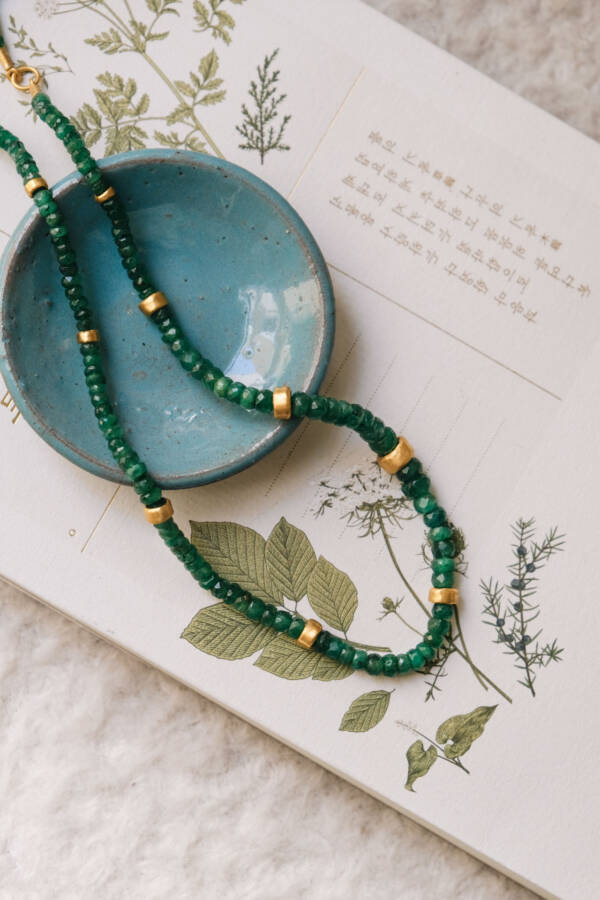 SARAH RUSTIC FACETED EMERALD BEAD NECKLACE - Image 4
